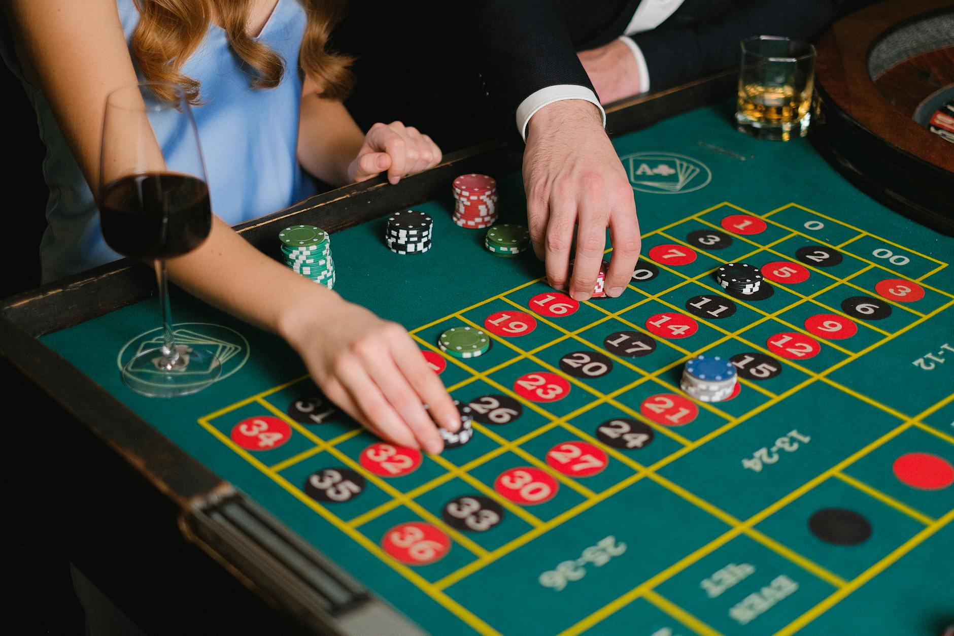 Người chơi đặt chip trên bàn baccarat để minh họa chiến thuật tăng cược theo chuỗi thắng