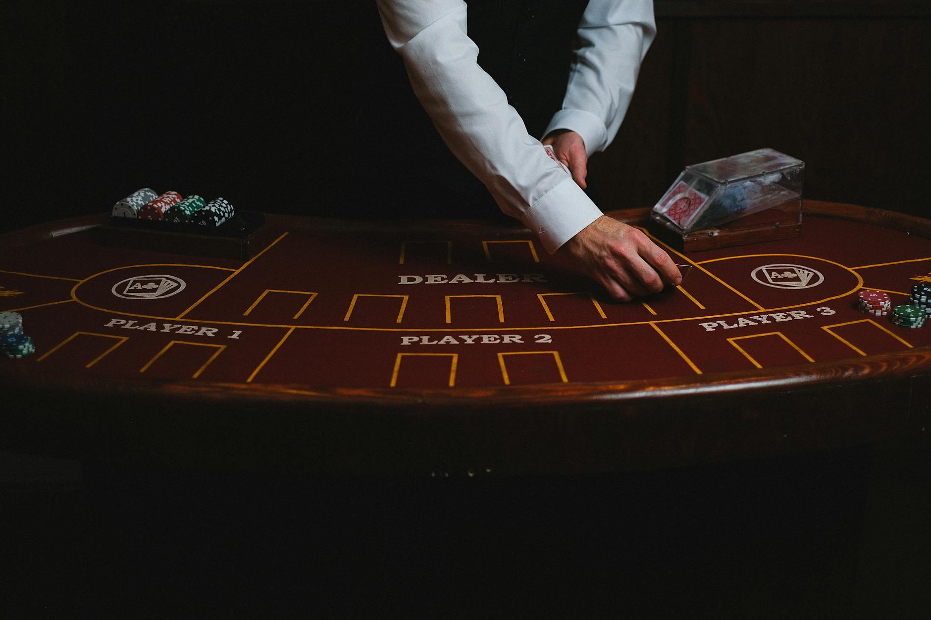 Bàn baccarat live với bài và chip được quay cận cảnh rõ ràng