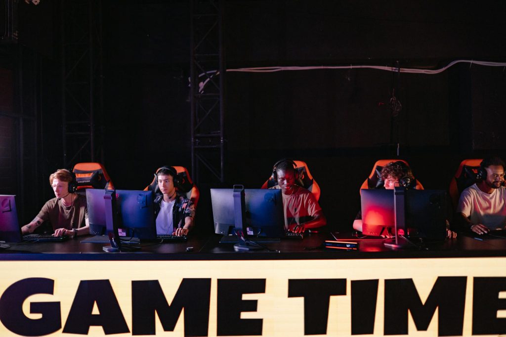 Khung cảnh giải đấu e-sport với tuyển thủ thi đấu trên sân khấu lớn