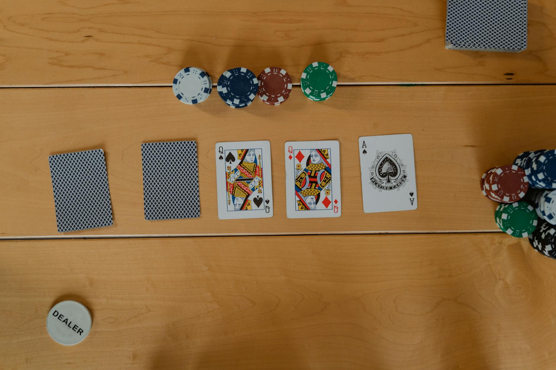 Mặt bài poker với chip minh họa các tình huống semi-bluff