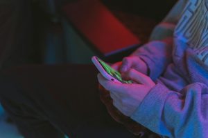 Người chơi theo dõi mức jackpot trên giao diện nổ hũ bằng điện thoại
