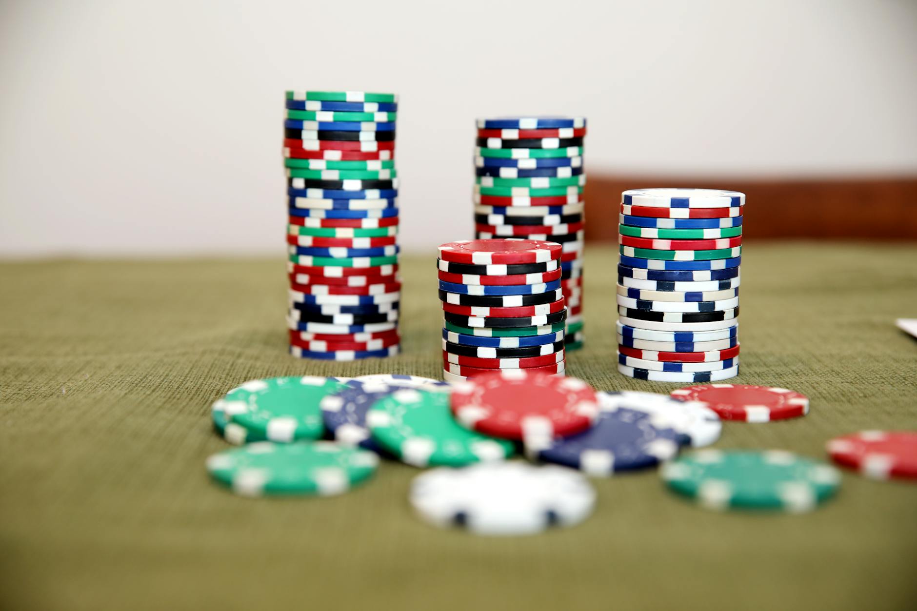 Người chơi poker tập trung quan sát bàn bài và chip để đưa ra quyết định