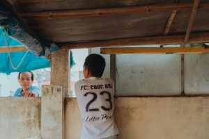 Đội chủ nhà tổ chức tấn công trước khung thành đội khách
