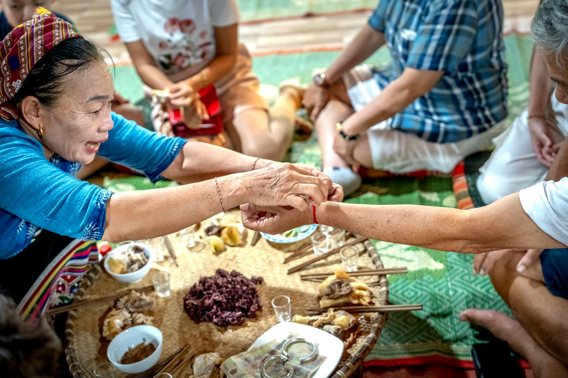 Các lá bài mạnh trong tiến lên như heo, tứ quý và đôi thông