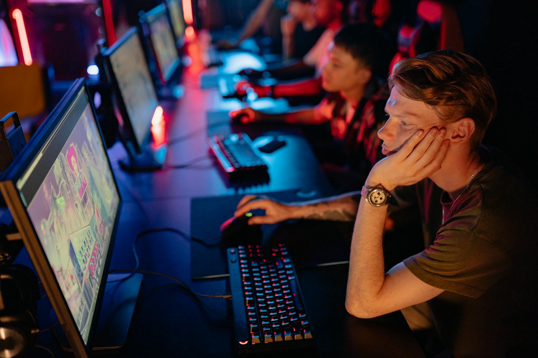 Đội tuyển e-sport thảo luận chiến thuật và đội hình trước trận