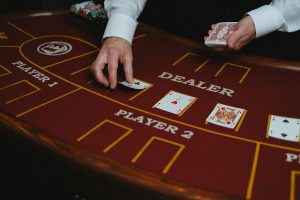 Bàn Rồng Hổ live casino với hai vị trí Rồng và Hổ cùng lá bài được lật