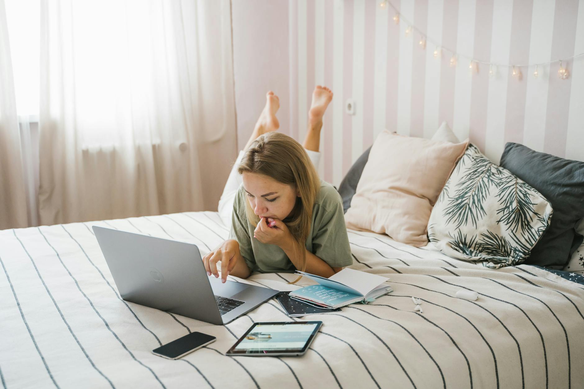 Người chơi kiểm tra lịch sử cược và quản lý ngân sách trên laptop