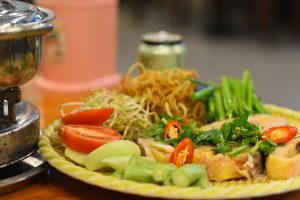 Hai chiến kê đối đầu trước trận, thể hiện rõ thể trạng và dáng đứng