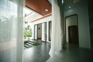 Đội cửa dưới chơi phòng ngự phản công trong một trận bóng đá sân nhà