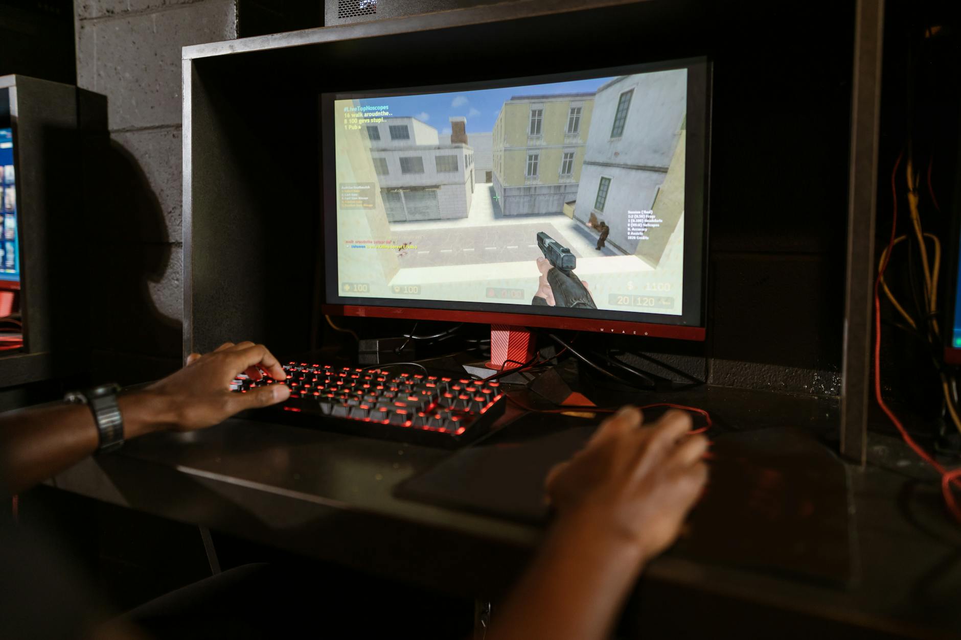Đội tuyển FPS thi đấu trong trận e-sport căng thẳng